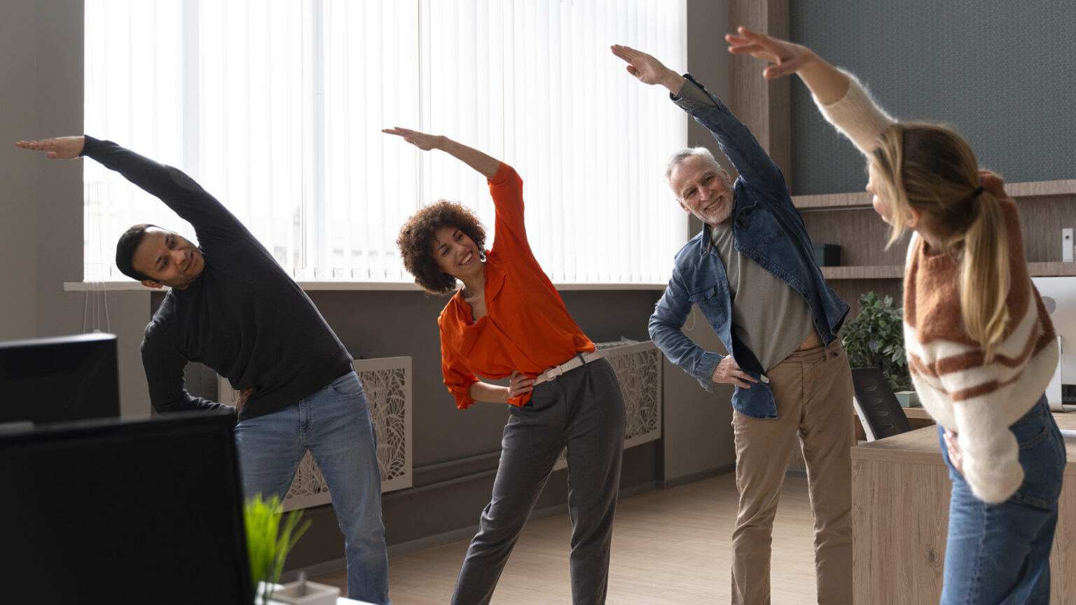 Pause d’étirement entre collègues au bureau.